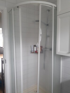 Handtücher, Seife, Shampoo, Toilettenpapier