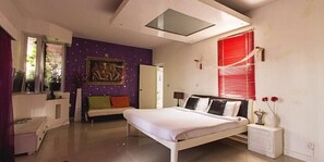 Appartamento Luxury | Con stile personalizzato, con arredamento individuale, una scrivania