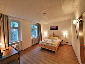 Comfort-dobbeltværelse | Skrivebord, arbejdsområde til bærbare computere, gratis Wi-Fi, sengetøj