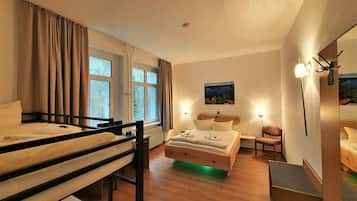 Comfort-Vierbettzimmer | 1 Schlafzimmer, Schreibtisch, laptopgeeigneter Arbeitsplatz