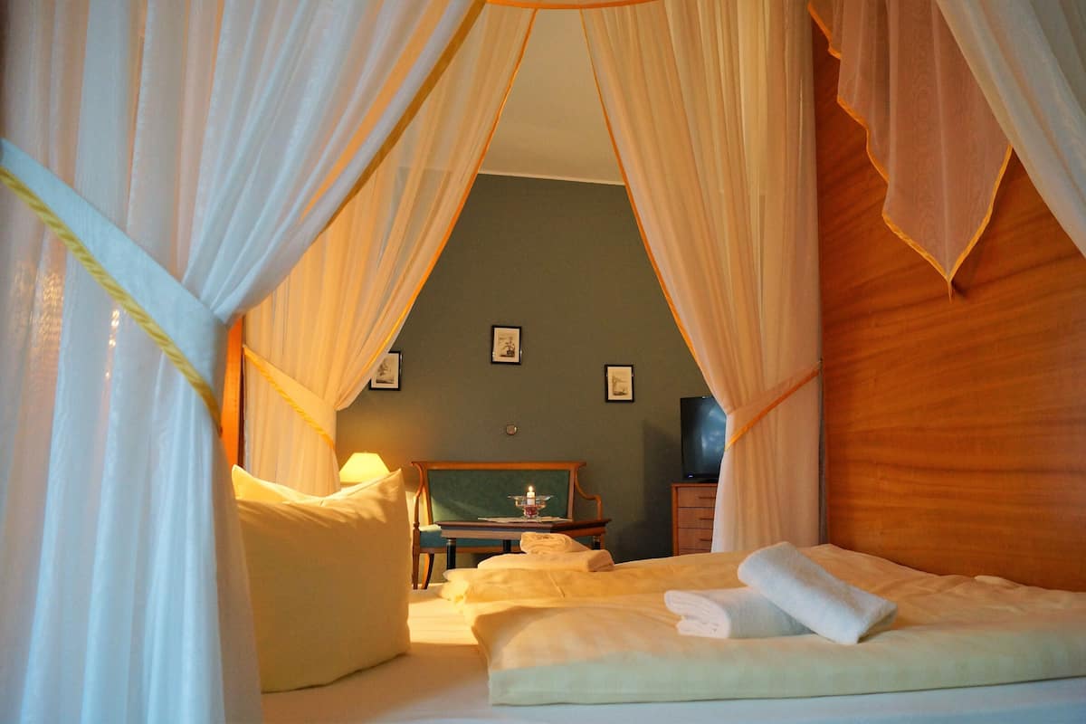 Gallery Studio Suite | Desk, laptop workspace, WiFi (free), bed sheets