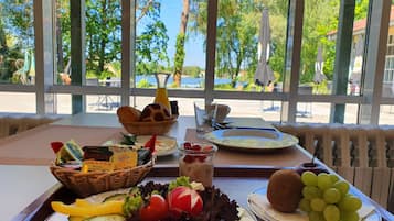 Tägliches Frühstücksbuffet (9 EUR pro Person)