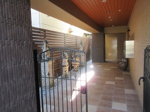 Entrée de l’hébergement