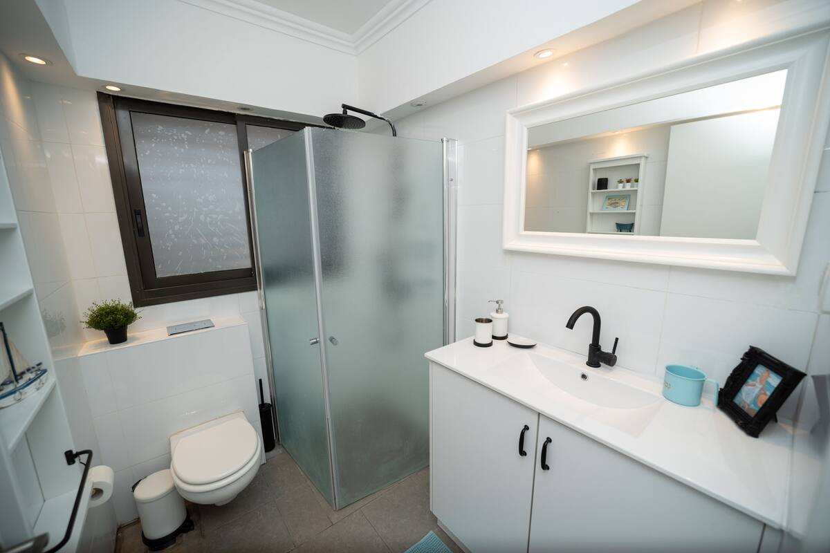 Apartment 13 | Baño | Regadera, secadora de cabello, toallas, jabón