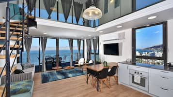 Loft 38 | Private kitchen | Full-sized fridge, microwave, oven, stovetop