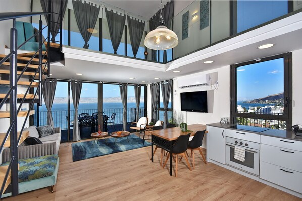 Loft 38 | Private kitchen | Full-size fridge, microwave, oven, stovetop - YalaRent Migdalor Apartments with Sea Views (Tiberias)