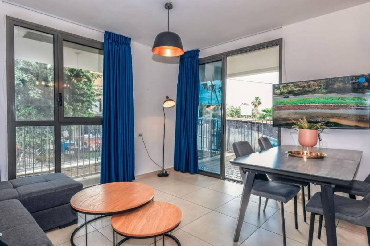 Apartment 1 | Área de sala de estar | Smart TV y chimenea