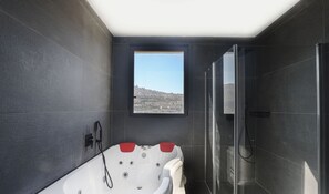 Duplex with hot tub and private rooftop 39 | Bathroom | Shower, hair dryer, towels, soap