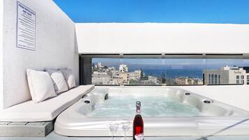 Duplex with hot tub and private rooftop 39 | Private spa tub