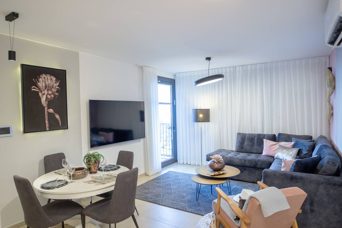 Apartment 16 | Área de sala de estar | Smart TV y chimenea