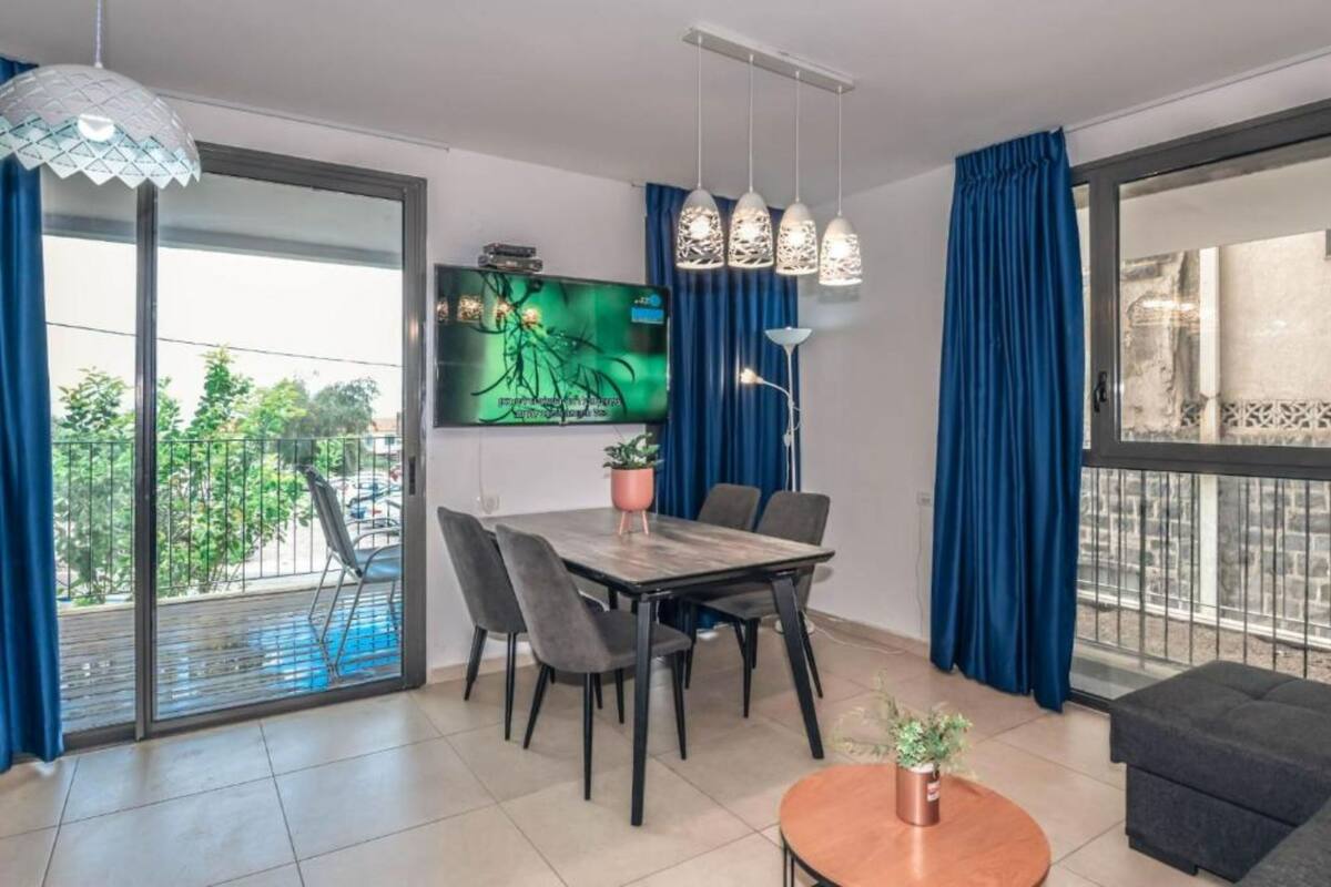 Apartment 2 | Área de sala de estar | Smart TV y chimenea
