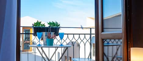 Studio exclusif, cuisinette (Bennistra) | Balcon