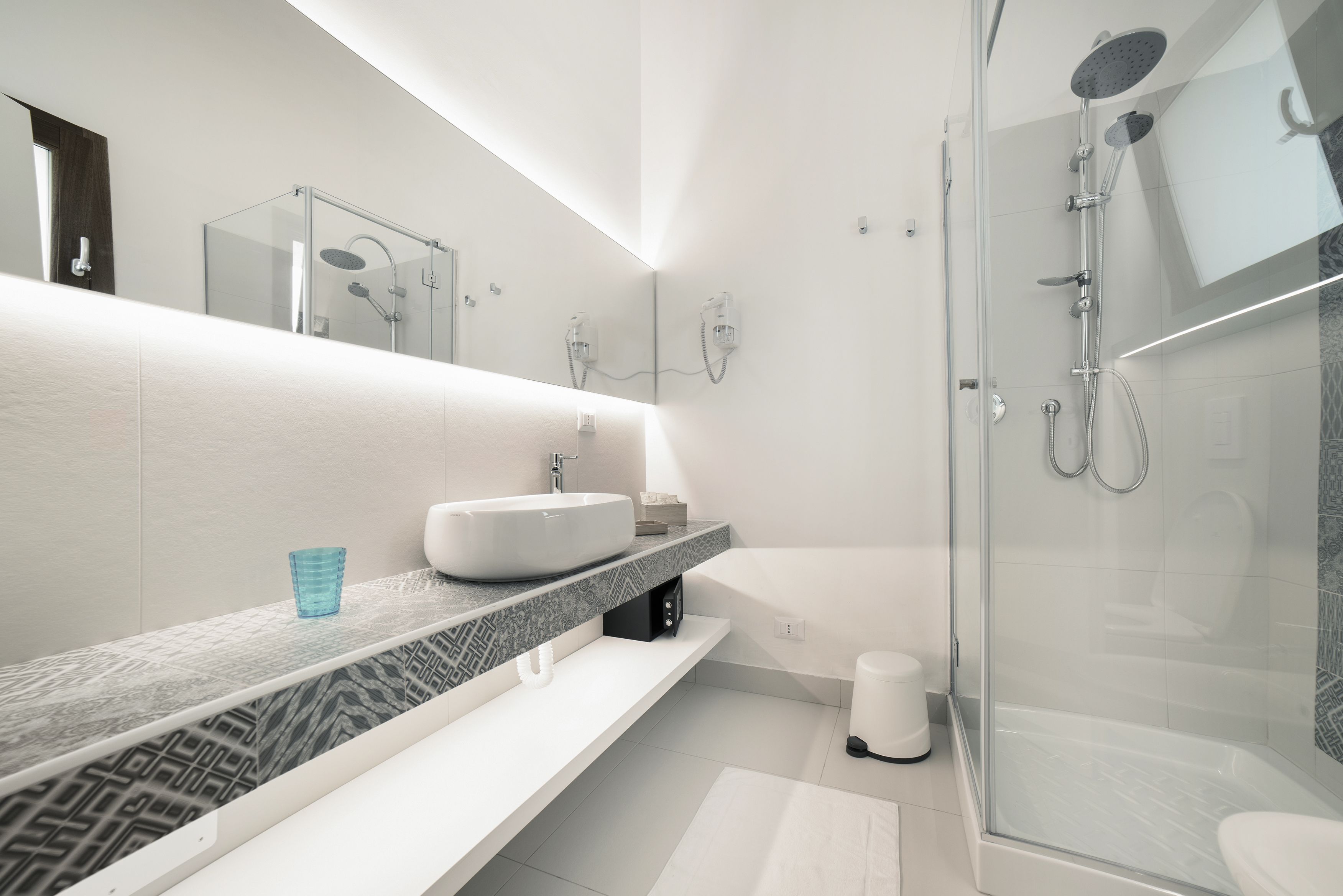 Triple Room (Guidaloca) | Bathroom | Shower, free toiletries, hair dryer, bidet