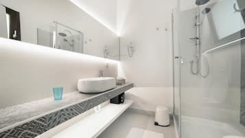 Triple Room (Guidaloca) | Bathroom | Shower, free toiletries, hair dryer, bidet