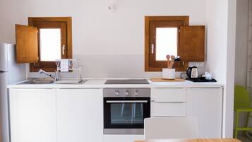 Appartement Confort | Cuisine privée | Grand réfrigérateur, four, plaque de cuisson, cafetière/bouilloire