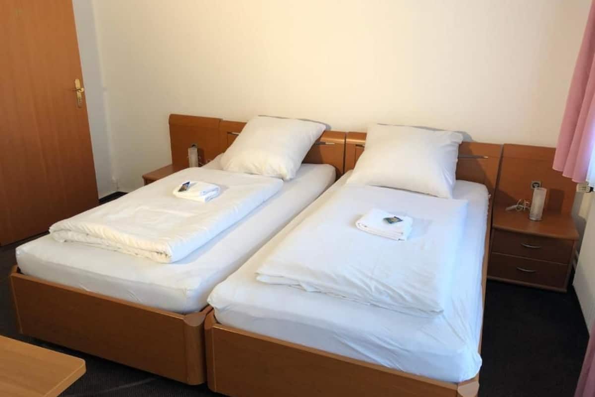 Escritorio, sistema de insonorización, wifi gratis y ropa de cama