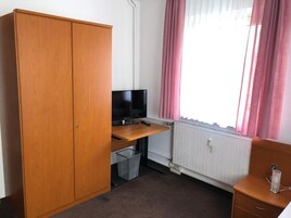Standard-Einzelzimmer | Wohnbereich | Flachbildfernseher