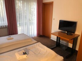 Standard-Doppel- oder -Zweibettzimmer | Schreibtisch, schallisolierte Zimmer, kostenloses WLAN, Bettwäsche