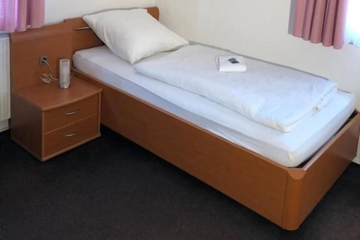 Standard Single Room | Desk, soundproofing, WiFi (free), bed sheets