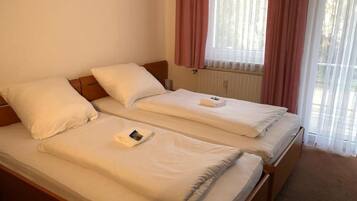 Standard-Doppel- oder -Zweibettzimmer | Schreibtisch, schallisolierte Zimmer, kostenloses WLAN, Bettwäsche