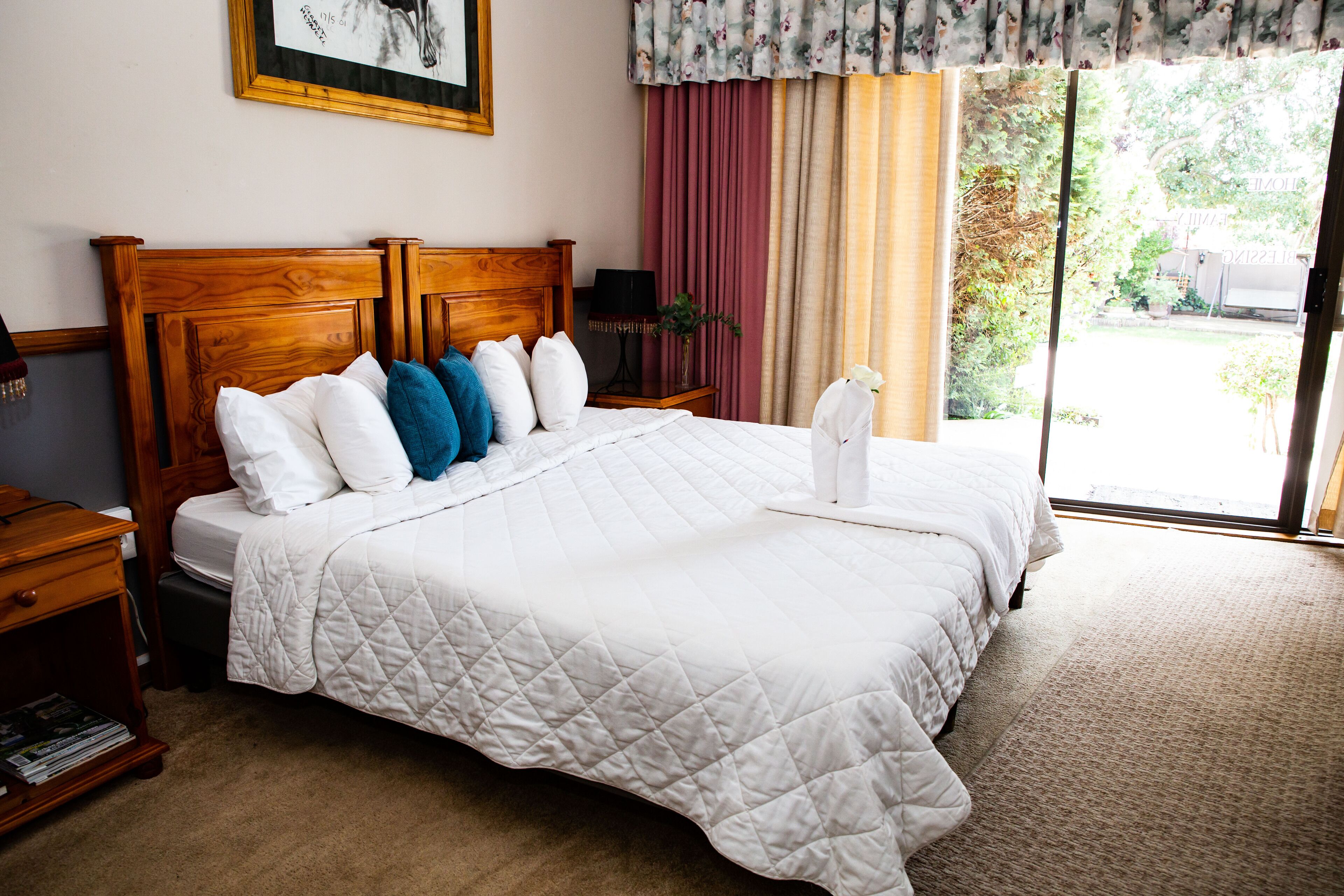 Luksus-dobbeltværelse | Skrivebord, arbejdsområde til bærbare computere, mørklægningsgardiner