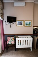 Escritorio, espacio para trabajar con laptop y cortinas blackout 