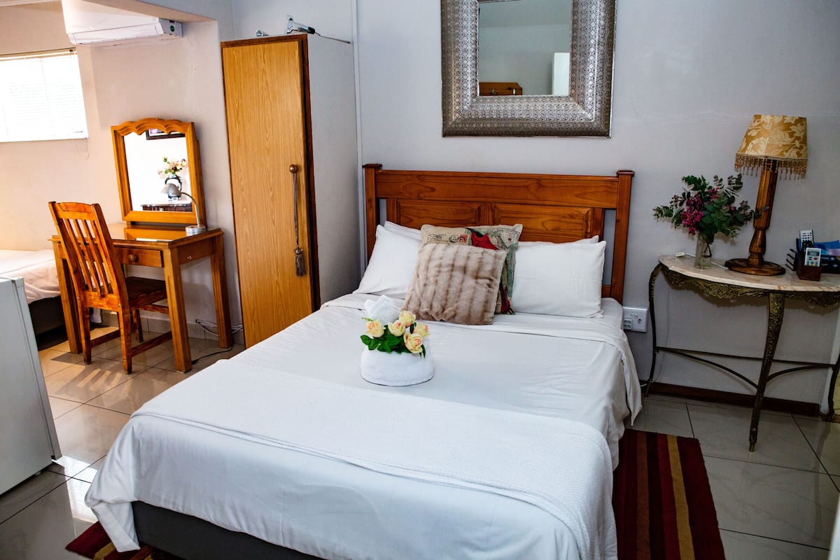 Luxury-Dreibettzimmer (Downstairs) | 1 Schlafzimmer, Schreibtisch, laptopgeeigneter Arbeitsplatz