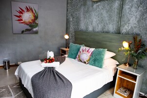 Escritorio, espacio para trabajar con laptop y cortinas blackout 