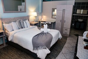 Luxury Double Room | Desk, laptop workspace, blackout drapes, soundproofing - Woodpecker Guesthouse (Setsoto)