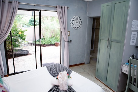 Escritorio, espacio para trabajar con laptop y cortinas blackout