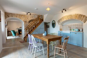 Dining - Charming Old Farmhouse, Beautifully Restored - ideal base to explore SW Ireland (Coachford)