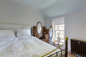 2 bedrooms, iron/ironing board, WiFi, bed sheets - Charming Old Farmhouse, Beautifully Restored - ideal base to explore SW Ireland (Coachford)