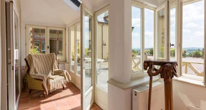 Charming Old Farmhouse, Beautifully Restored - ideal base to explore SW Ireland
