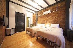 Family Studio | Laptop workspace, soundproofing, iron/ironing board - Taksim Otto Suites (Istanbul)