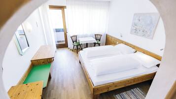 Down comforters, in-room safe, desk, cribs/infant beds