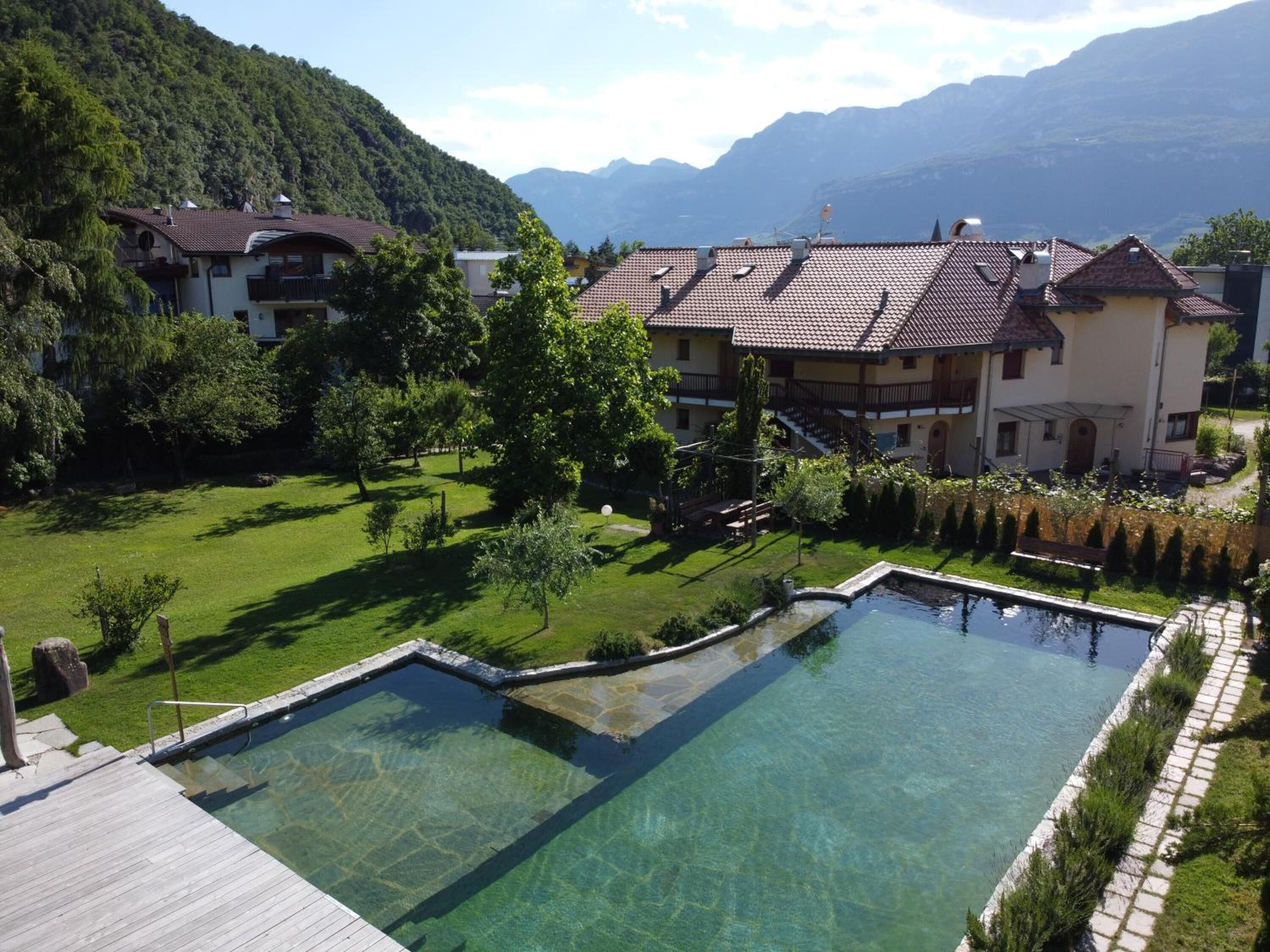 Una piscina al aire libre, sillones reclinables de piscina