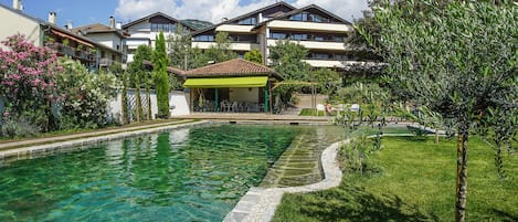 Piscine extérieure, chaises longues