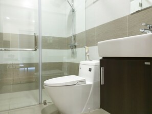 Een bad/douchecombinatie, een diep bad, designer toiletartikelen