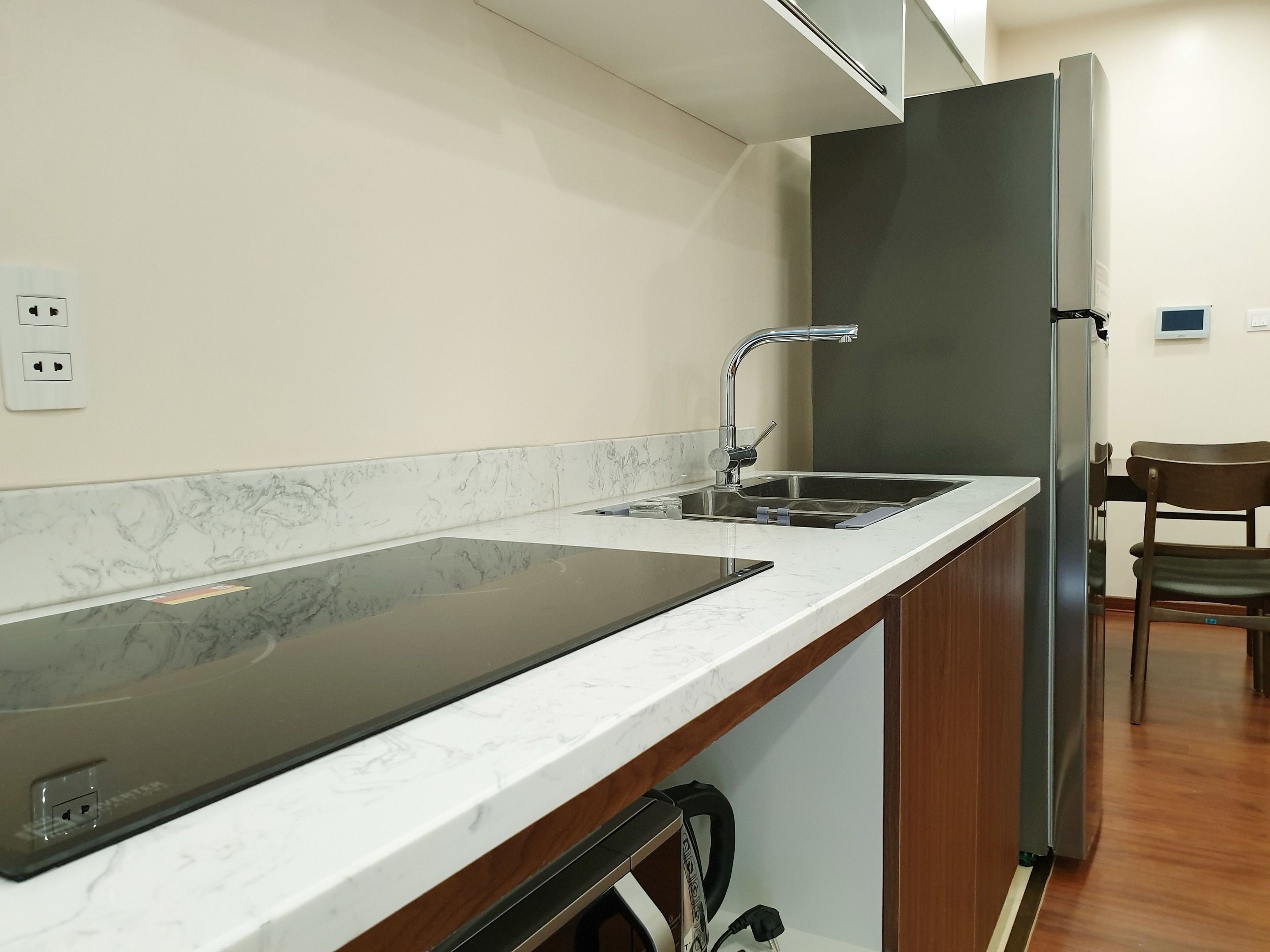 full-sized fridge, microwave, stovetop, electric kettle