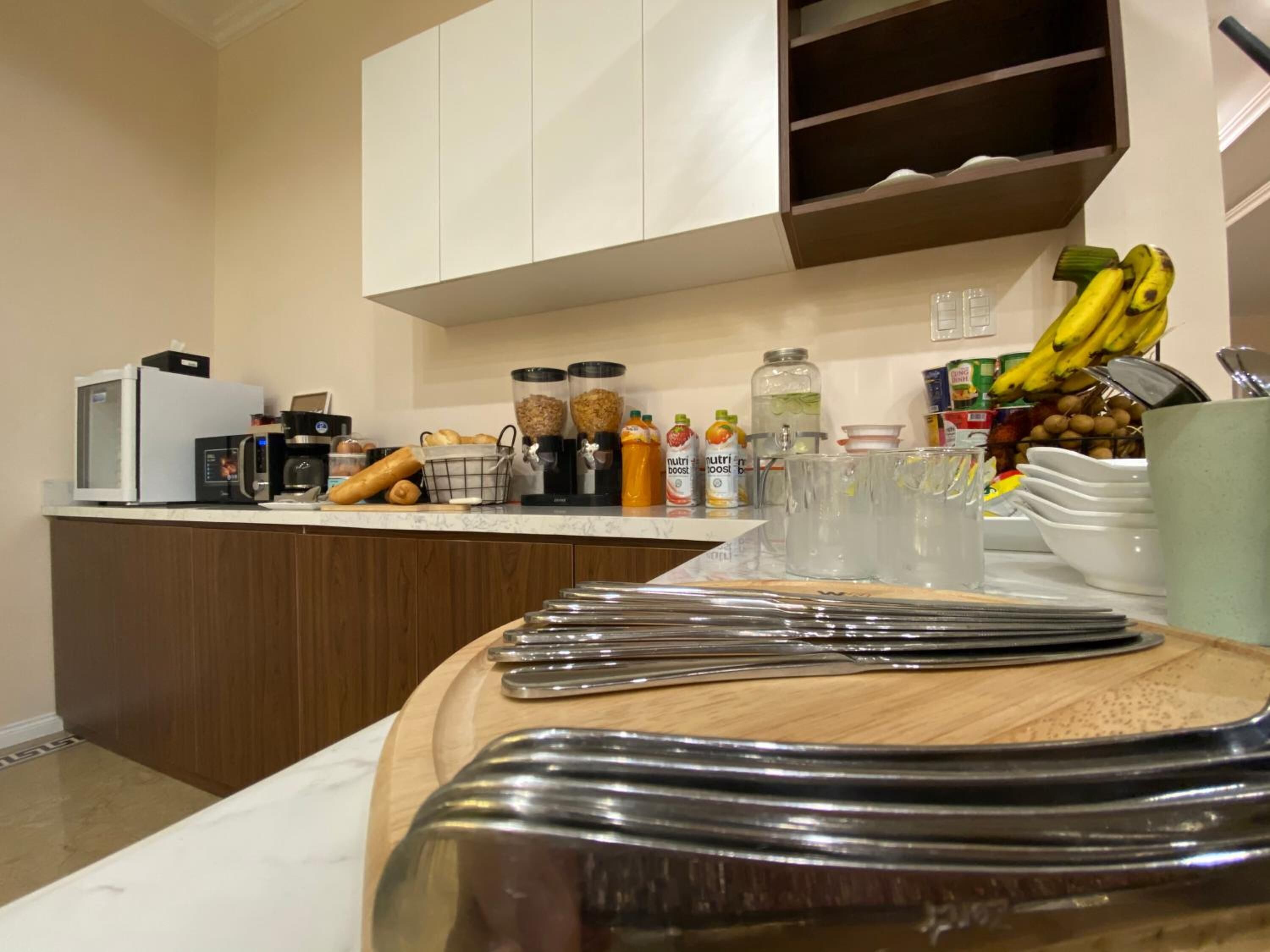 full-sized fridge, microwave, stovetop, electric kettle