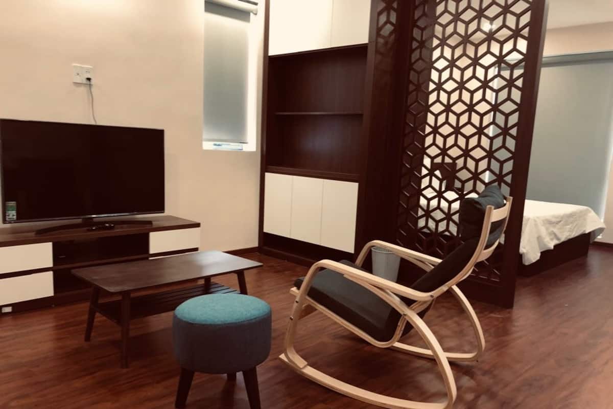 Premium Penthouse | Desk, blackout drapes, soundproofing, free WiFi