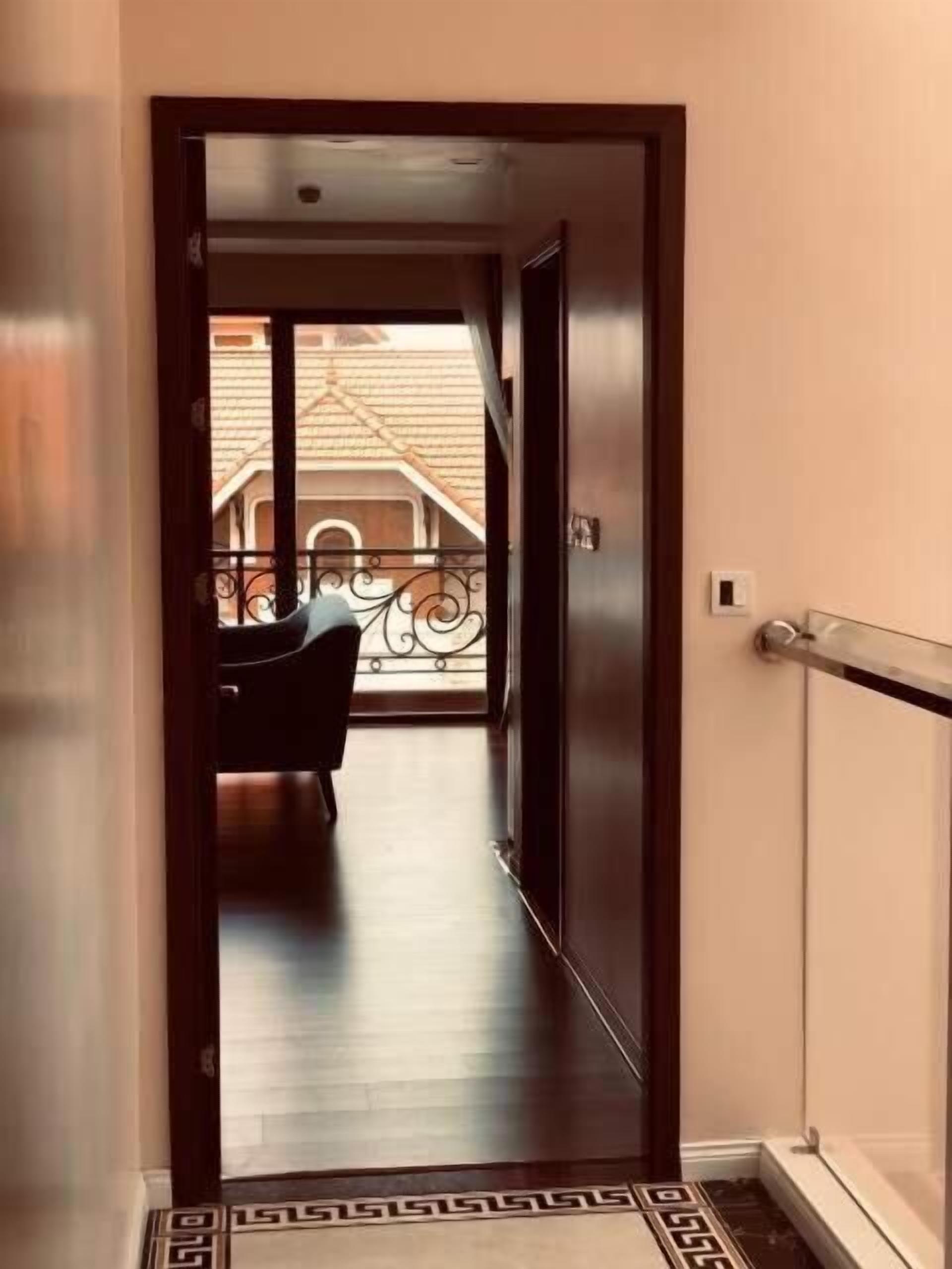 desk, blackout curtains, soundproofing, free wifi