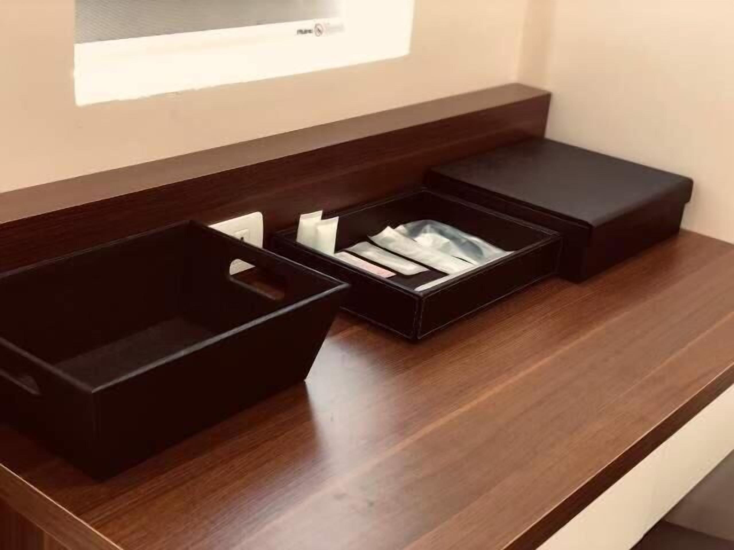 desk, blackout curtains, soundproofing, free wifi