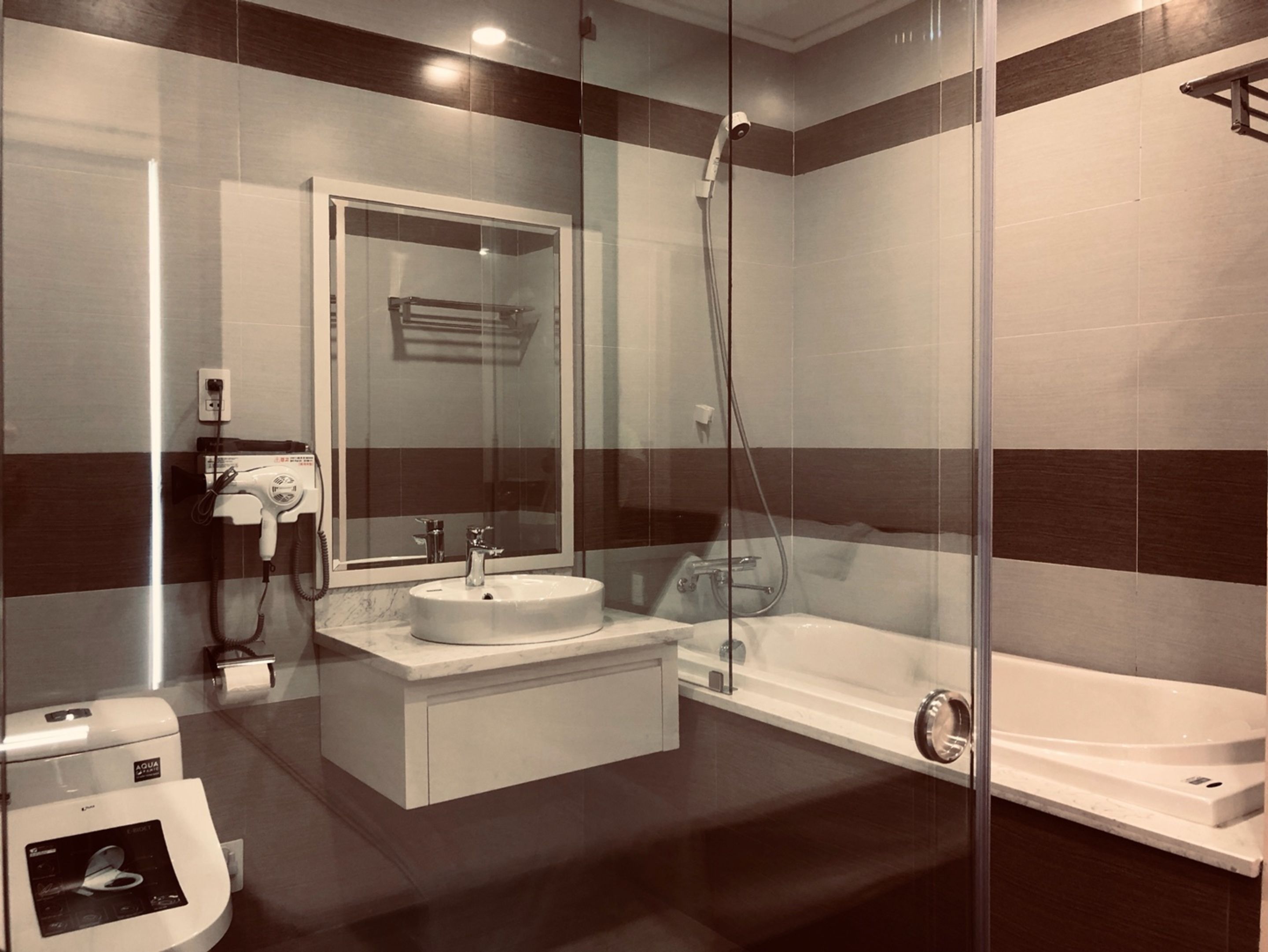 superior penthouse | bathroom | combined shower/bathtub, deep-soaking bathtub, designer toiletries