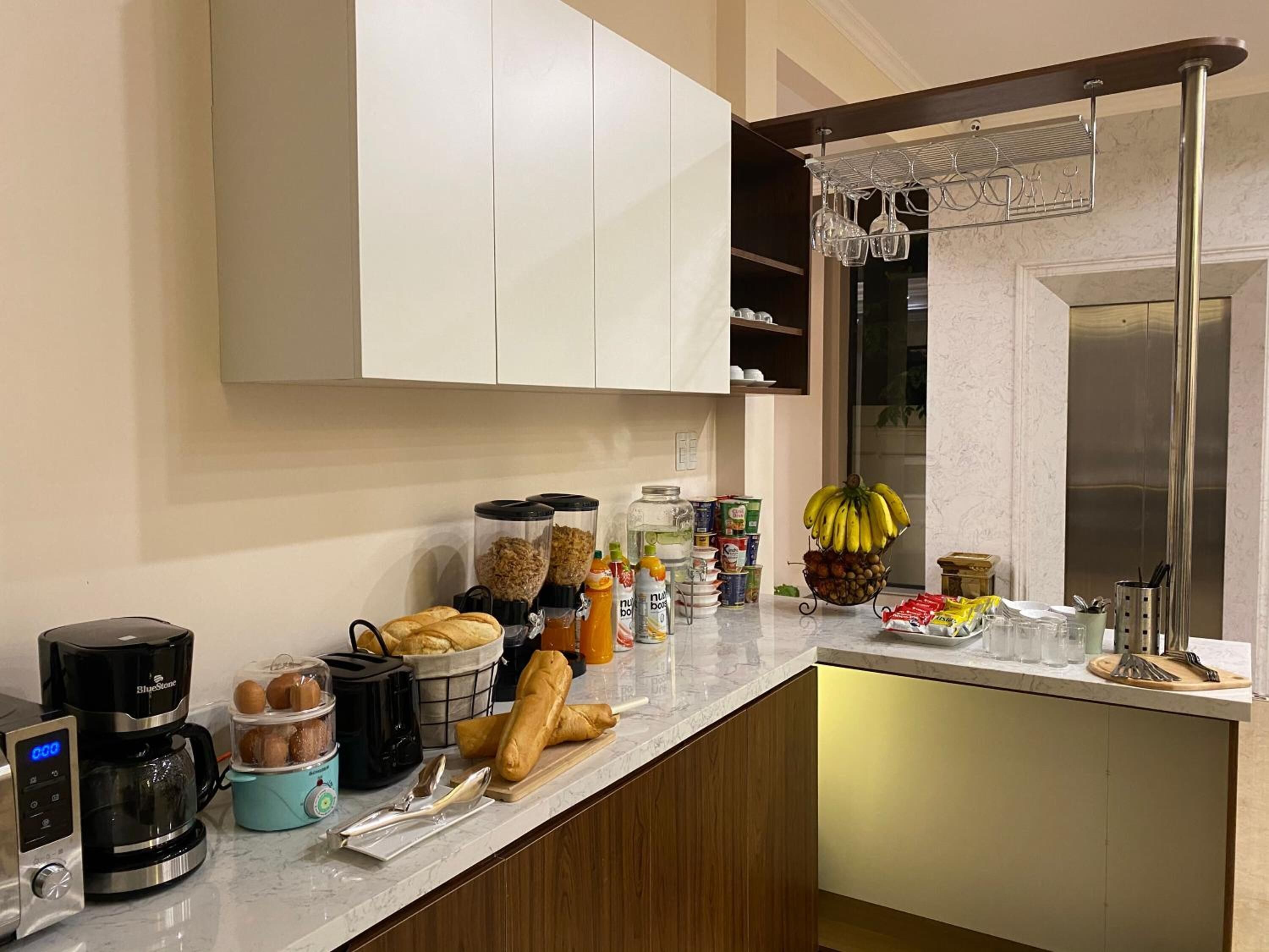 desk, blackout curtains, soundproofing, free wifi