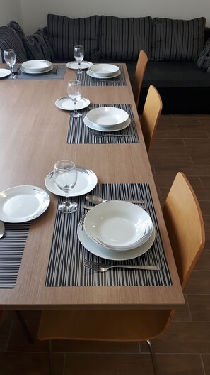 Apartamento, 1 quarto, sacada | Cozinha privada | Produtos de limpeza