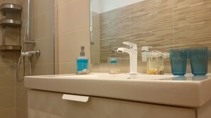 Quarto, banheiro privativo | Banheiro | Chuveiro, toalhas de banho, papel higiênico