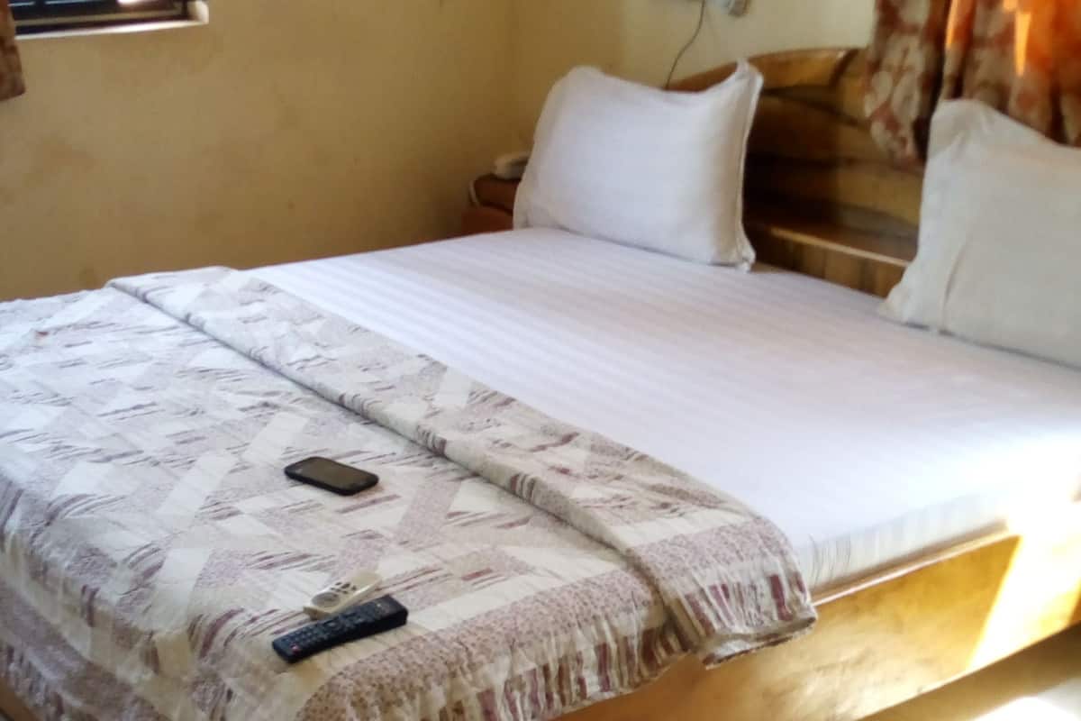 Escritorio y ropa de cama