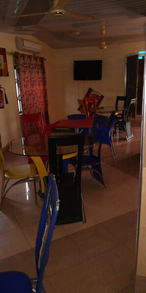 Tägliches kontinentales Frühstück (2 USD pro Person)