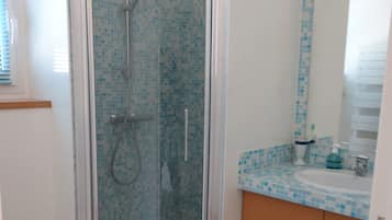 Double Room (n°1) | Bathroom | Shower, towels, soap, shampoo